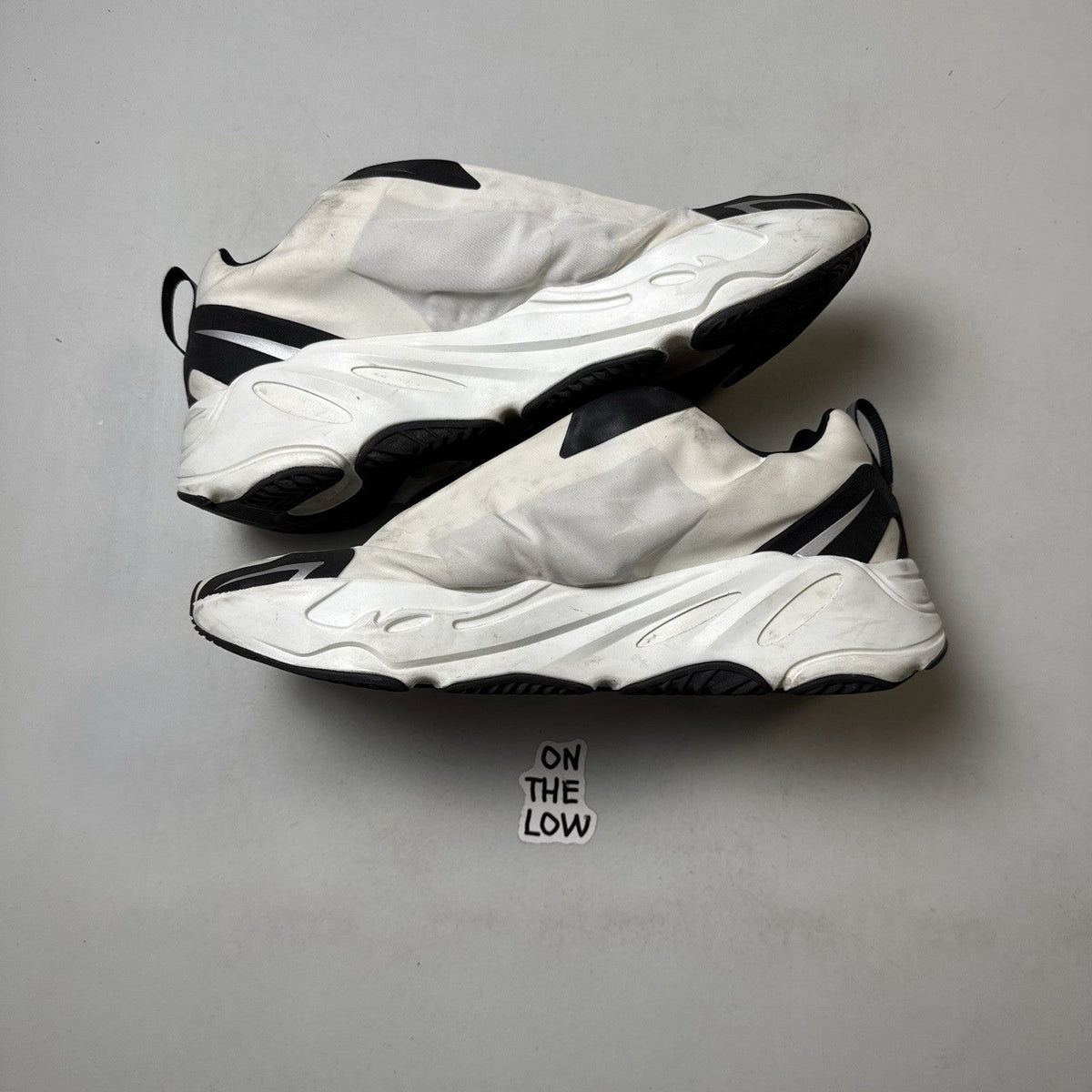Adidas Yeezy Boost 700 MNVN Laceless Analog (USED)