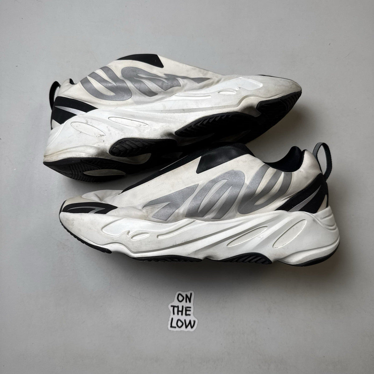 Adidas Yeezy Boost 700 MNVN Laceless Analog (USED)