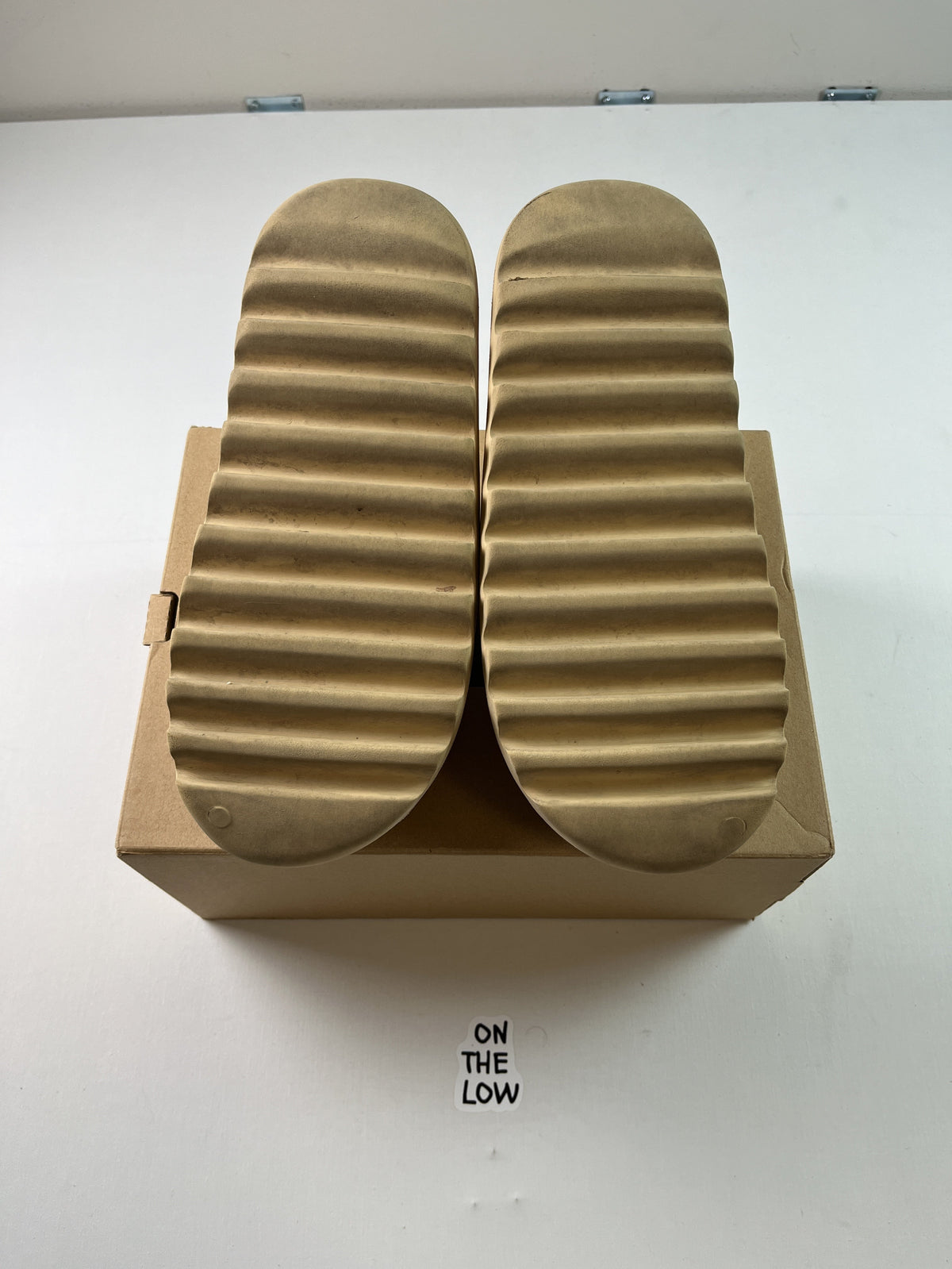adidas Yeezy Slide Desert Sand (USED)